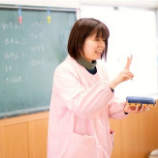 子どもたちに勉強を教える保育士の姿